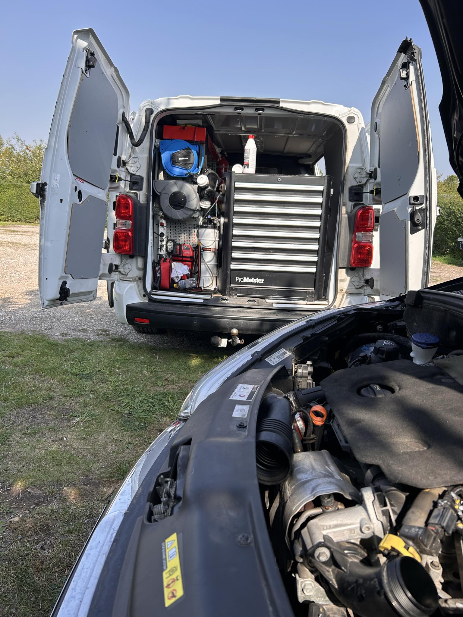 CarUpgrade servicevogn og bil under reparation